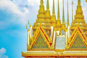 castelo dourado em wat thasung ou wat chantaram foto