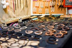 várias pulseiras de couro são dispostas na vitrine para vendas foto