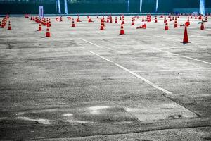 cone de trânsito são organizados na estrada testdrive. foto