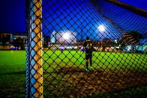 rede de gol de futebol com fundo desfocado foto