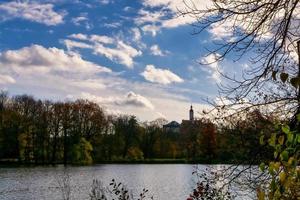 um lago no parque da cidade com céu azul e nuvens foto