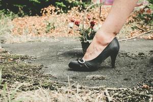 pé de uma mulher usando sapatos pretos de salto alto foto