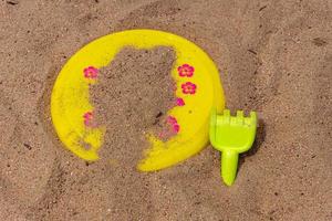 brinquedos de areia em uma praia de férias foto