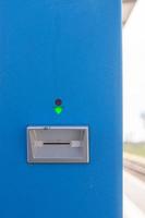 slot para cartão eletrônico em uma máquina com luz verde foto