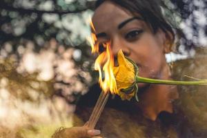 jovem mulher segurando uma mecha ardente e rosa foto