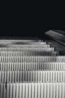 escada rolante em tiro preto e branco foto