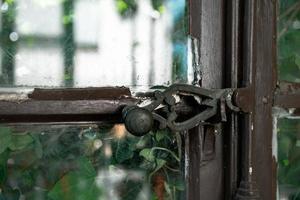 alça de ferro forjado decorativo em uma janela de vidro foto