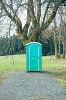 banheiro verde na natureza foto