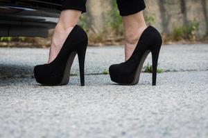 pernas de mulher com salto alto preto foto