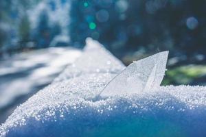 cristal transparente meio enterrado em um monte de neve foto