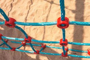 uma rede de escalada sobre a areia na praia foto