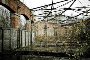 antigo armazém abandonado na natureza foto