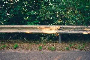 barreira de colisão em uma estrada na natureza foto