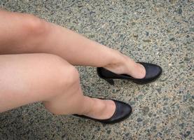 pernas de mulher com salto alto foto