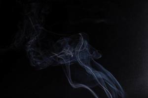 fumaça branca em um fundo preto foto