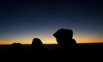 wonosobo, indonésia, 31 de agosto de 2019 monte prau, a bela silhueta do nascer do sol e a vista da montanha, pessoas pela manhã foto