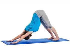 ioga - jovem mulher bonita fazendo exercício de asana isolado foto