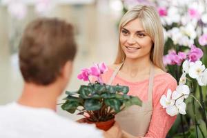 florista profissional que vende flores