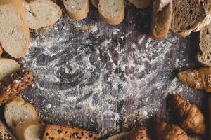 farinha de pão e pastelaria em uma mesa de madeira foto