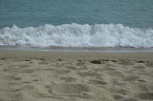 ondas de praia e areia foto