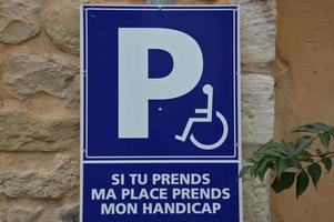 sinal de estacionamento para deficientes foto