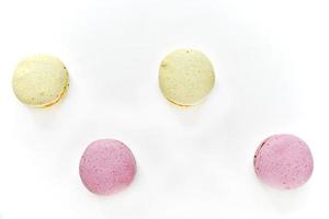 deliciosos biscoitos de amêndoa multicoloridos isolados em um fundo branco. doces macaroons multicoloridos. foto