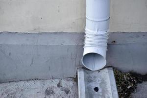 downpipe perto da parede de uma casa na cidade foto