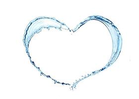 imagem de respingos de água em forma de coração no fundo branco foto