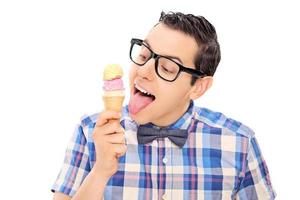 homem alegre, desfrutando de um sorvete foto