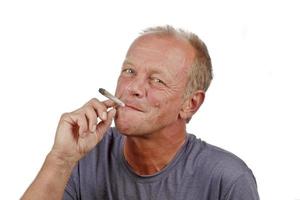 homem desfrutando de fumar s maconha comum foto
