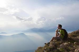 viajante de alpinista, apreciando a vista panorâmica das montanhas foto