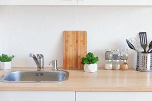 cozinha minimalista clássica escandinava com detalhes em branco e madeira. cozinha branca moderna limpa design de interiores de estilo contemporâneo. foto