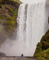 bela foto panorama vibrante, com vista para cachoeira na Islândia