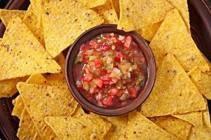 nacho chips mexicanos e molho de salsa na tigela