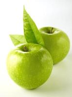 maçã dois verde isolada no fundo branco. foto