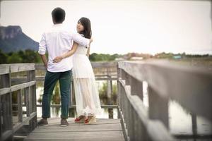 lindo casal na ponte de madeira foto