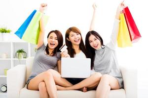 mulheres jovens assistindo laptop com conceito de compras on-line