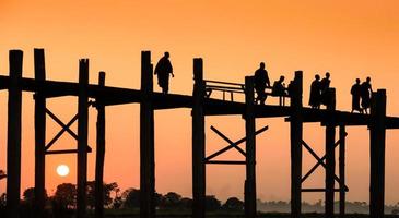 u bein bridge ao pôr do sol em amarapura perto de mandalay, myanmar foto