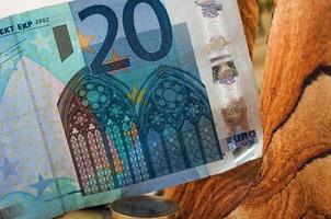 dinheiro e notas de vinte euros