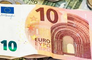 dinheiro dez euro notas de dólar moedas