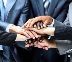 closeup retrato de grupo de pessoas de negócios com as mãos juntas foto