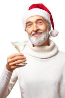 eldery homem bonito no chapéu de Papai Noel bebendo martini