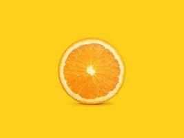 fatias de laranja isoladas em fundo laranja foto