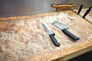 faca de açougueiro na tábua no supermercado foto