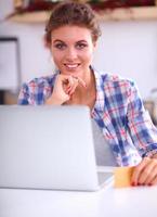 mulher sorridente compras online usando computador e cartão de crédito em