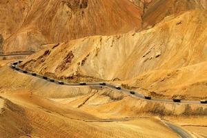 estrada em zigue-zague, estrada leh srinagar, ladakh, jammu e caxemira, índia foto