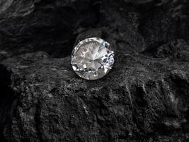 diamante em fundo de carvão preto foto