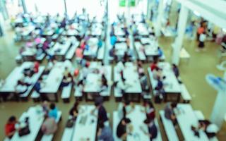 resumo de pessoas borradas na praça de alimentação ou cafeteria foto