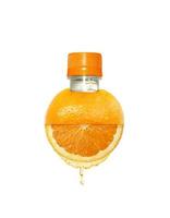 garrafa de suco de laranja na fruta laranja. postura plana. conceito de comida foto