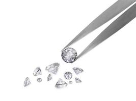diamante de lapidação brilhante segurado por pinças foto
